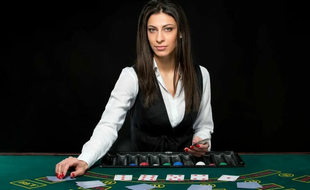 Dealer memandu permainan pada ruang kasino live PARISBOLA