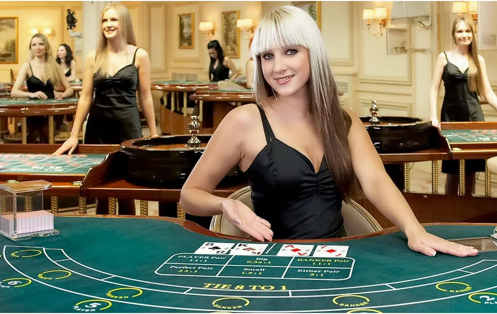 Suasana meja kasino live dengan presentasi dealer dan tampilan permainan real-time